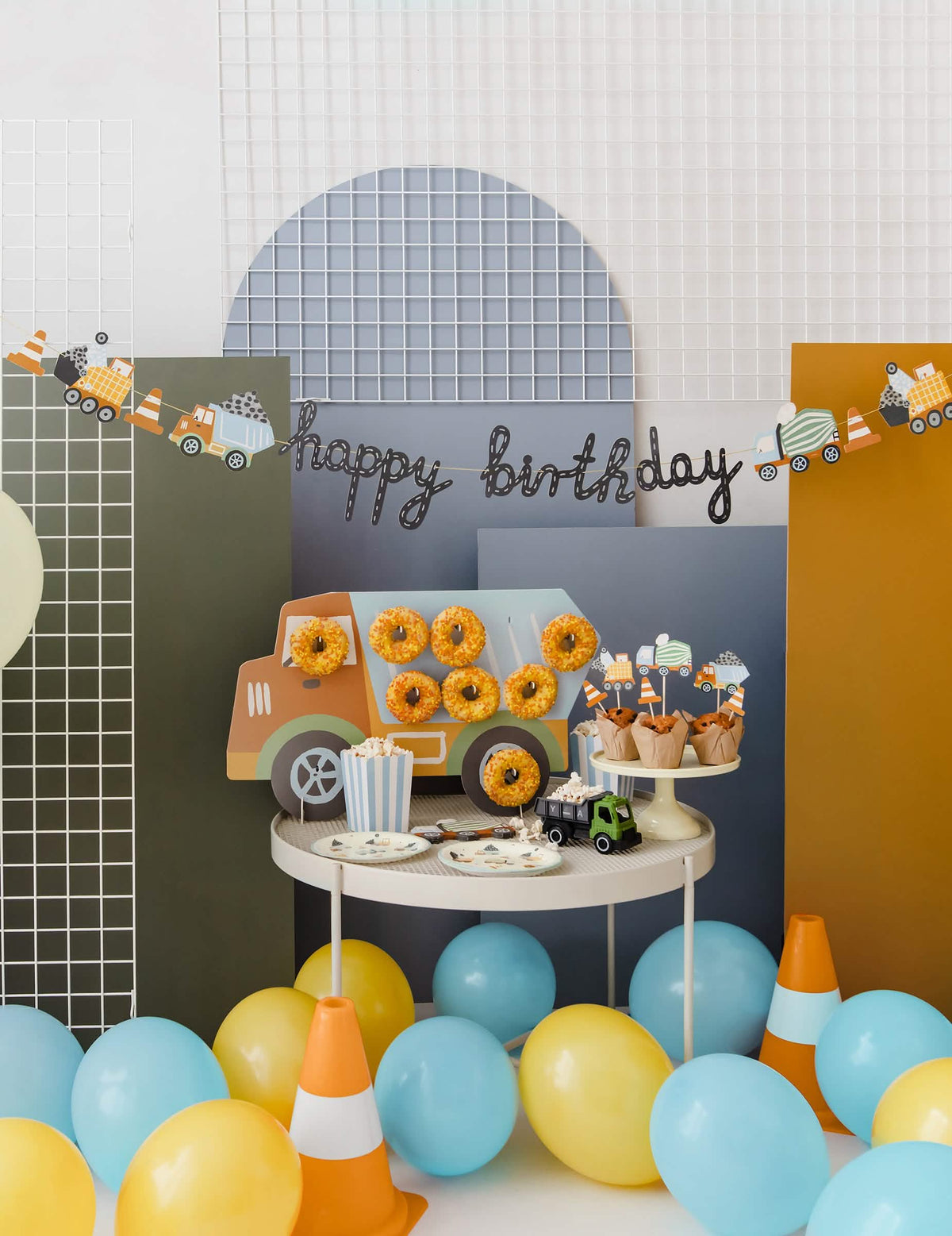 Vue d'ensemble de la décoration avec la bannière Happy Birthday camions de chantier