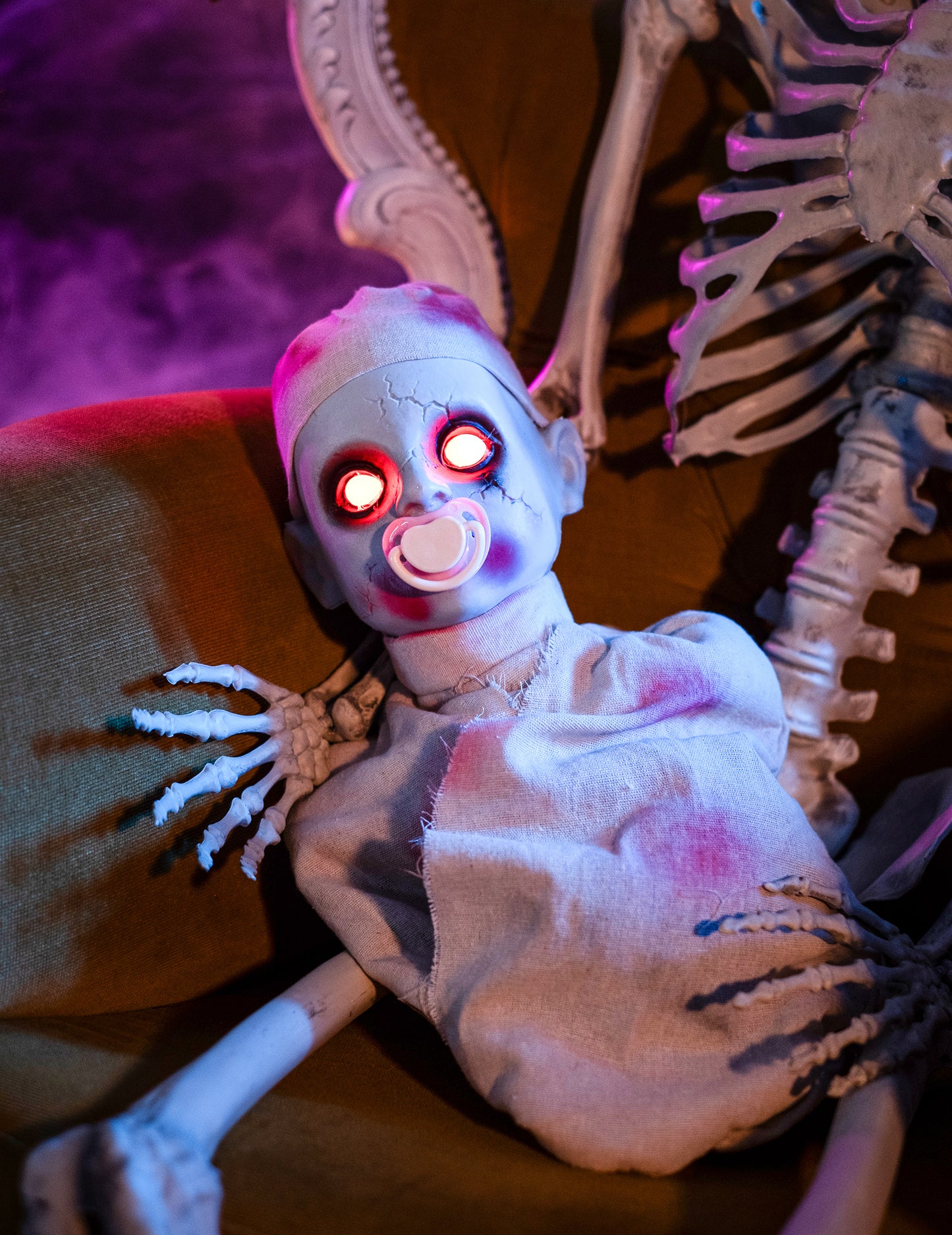 Gros plan sur les yeux lumineux du bébé zombie ensanglanté pour Halloween