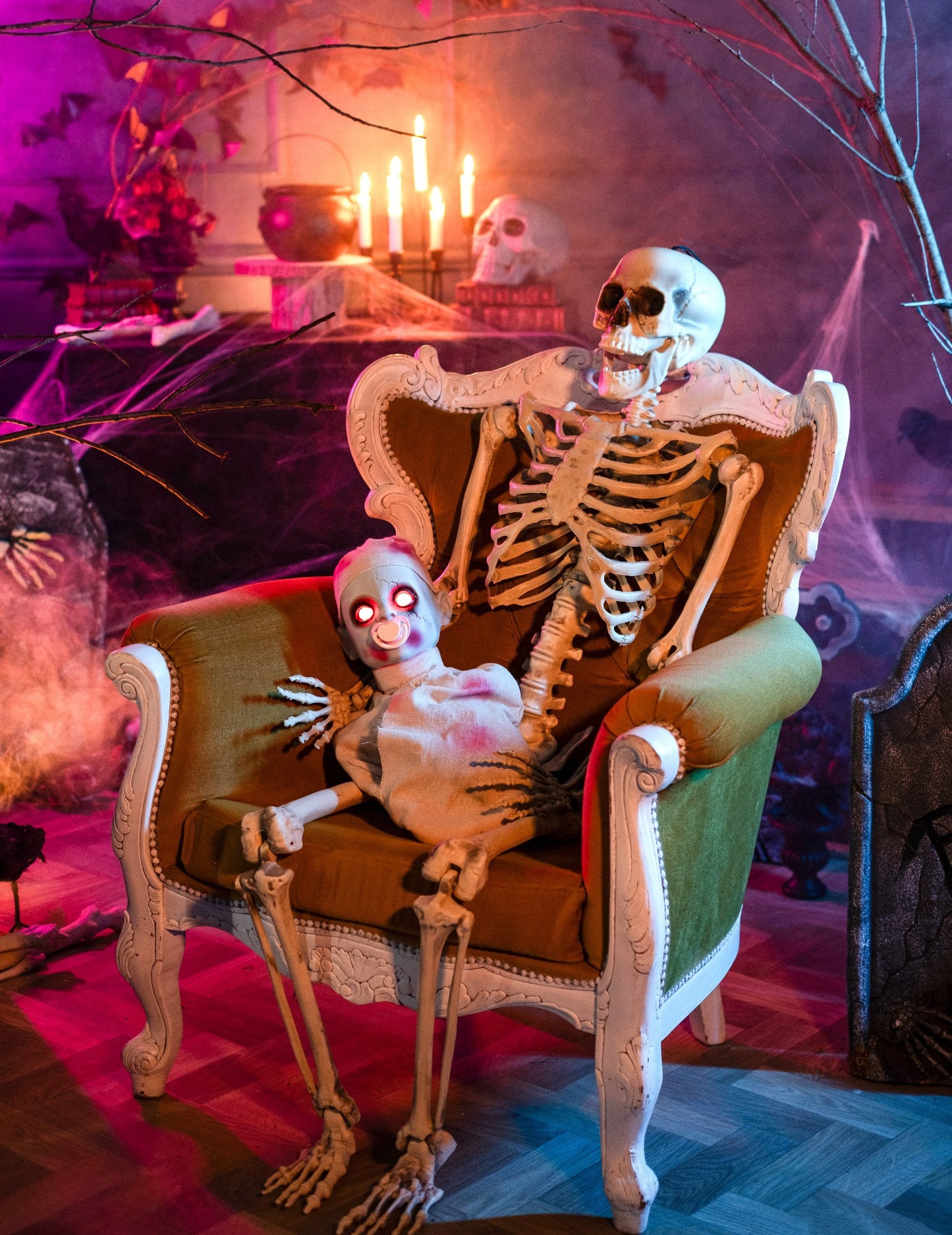 Mise en situation du bébé zombie ensanglanté pour Halloween tenu par un squelette