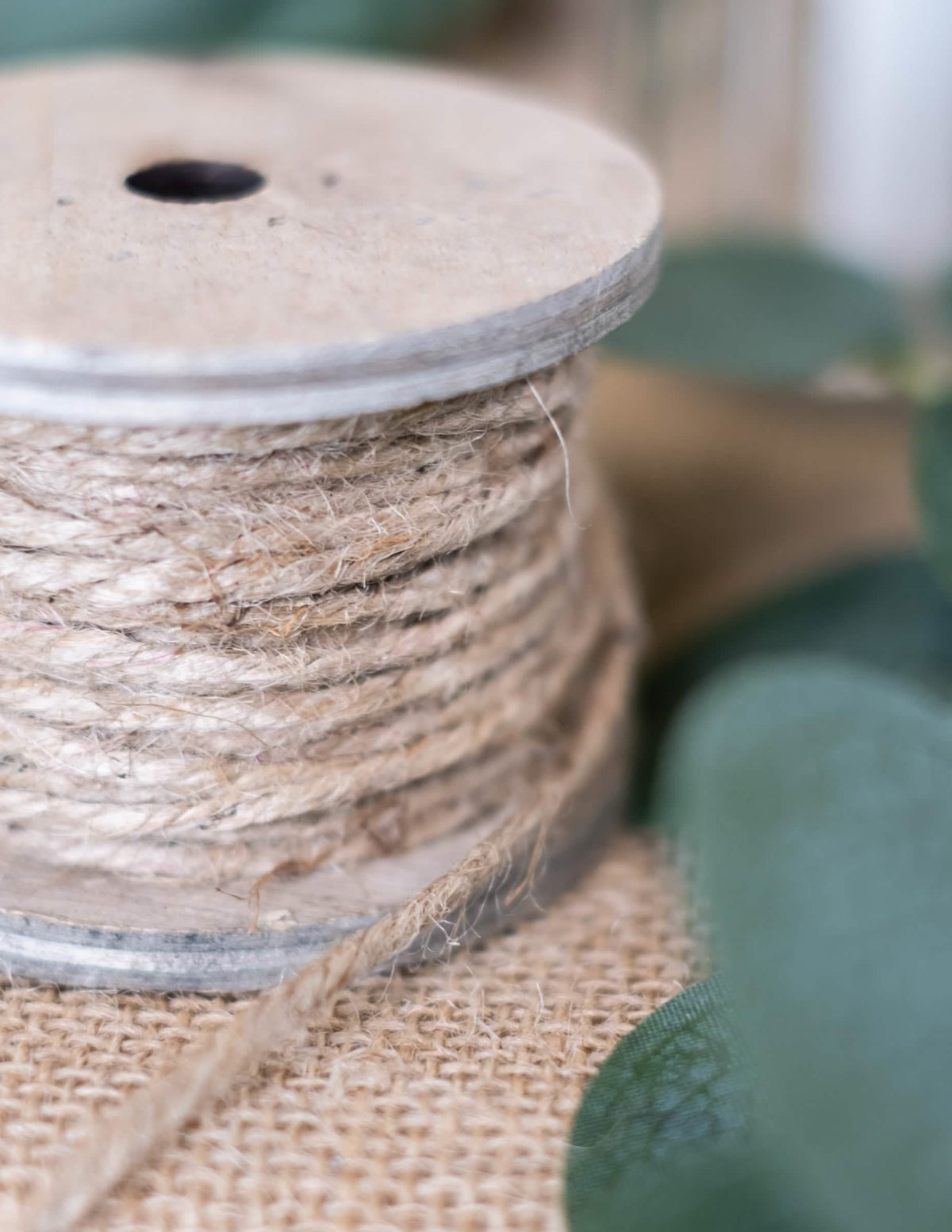 Gros plan sur l'enroulement de la bobine de cordelette ficelle pour décoration naturelle