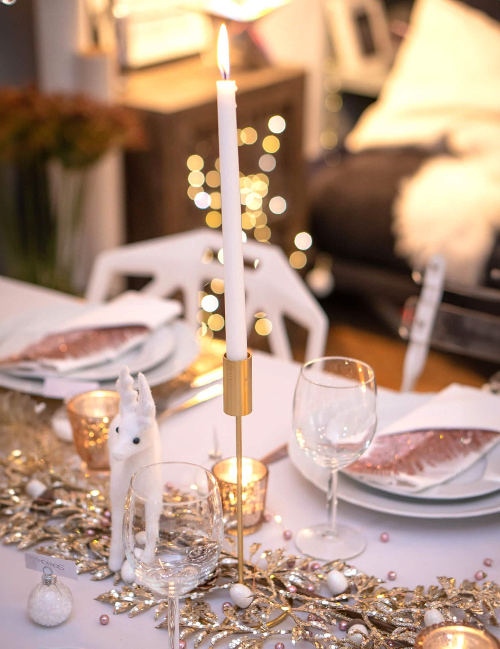 Mise en situation sur une table festive du bougeoir design sur pied pour table métal doré