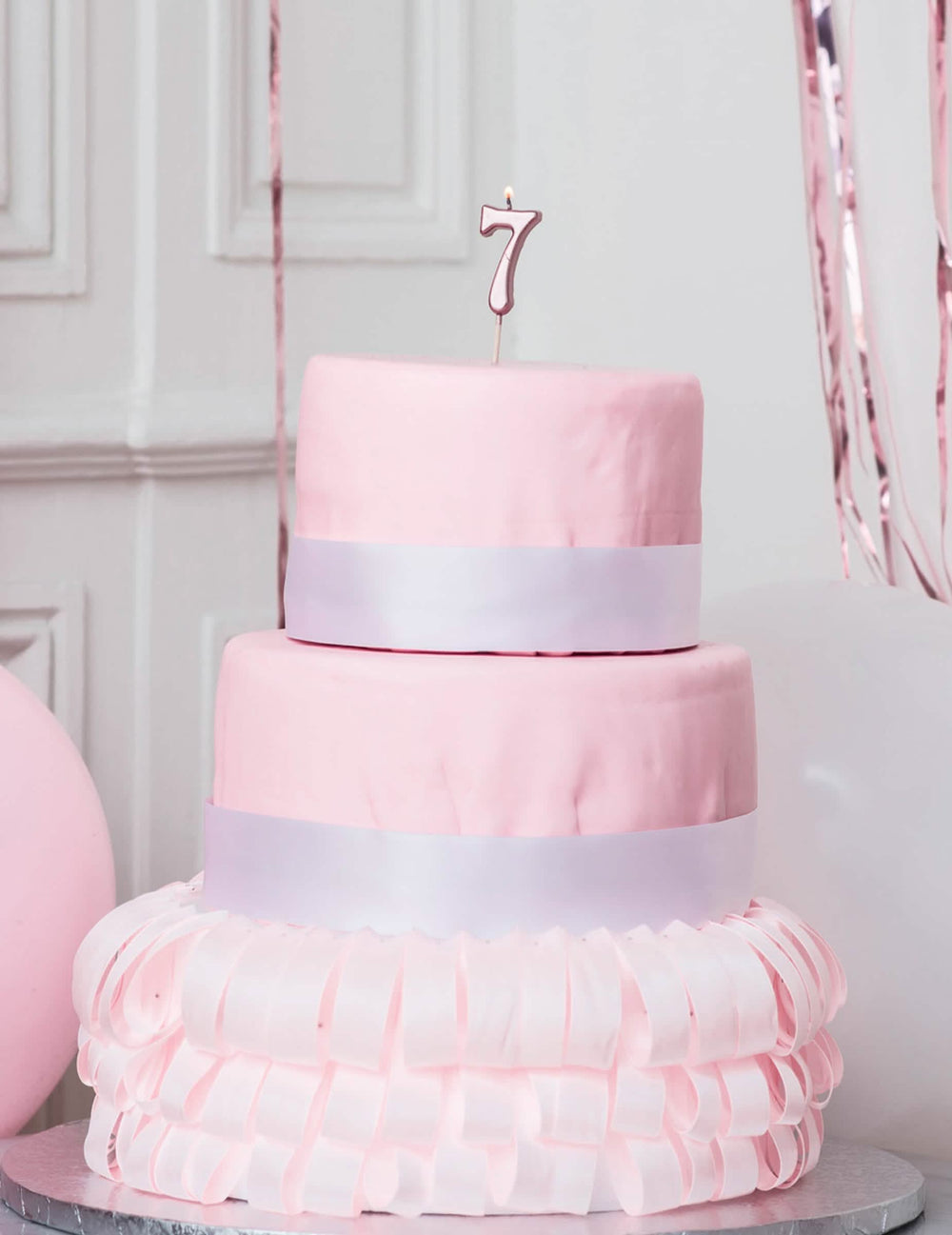Mise en situation sur un gâteau de la bougie d'anniversaire chiffre 7 rose gold métallisée