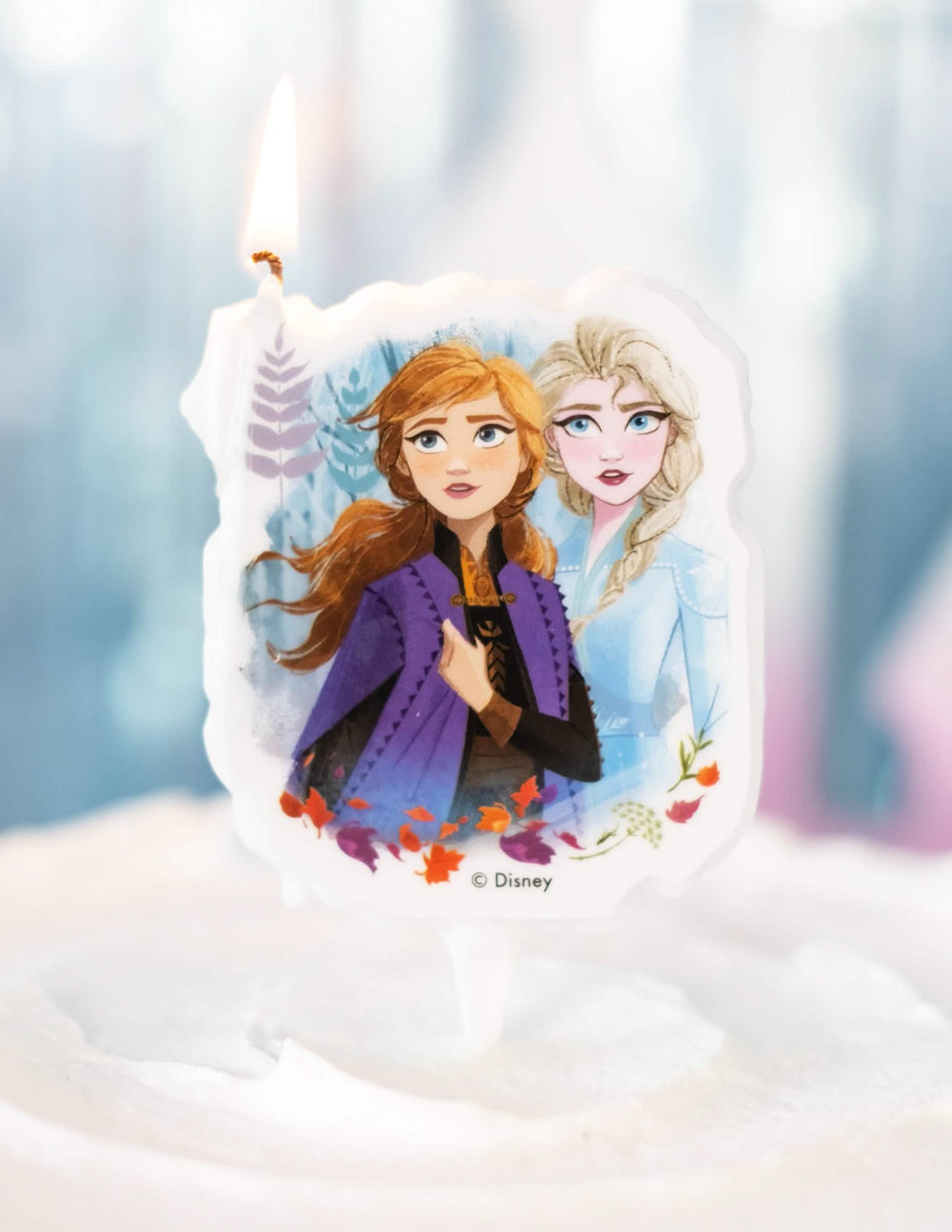 Lähikuva synttäritkynttilän liekistä Frozen 2