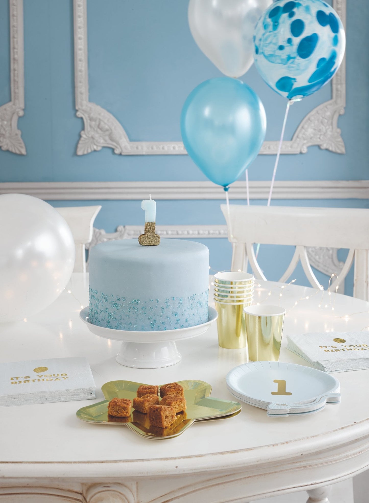 Mise en situation de la bougie sur pique chiffres pour gâteau bleu et doré pailleté