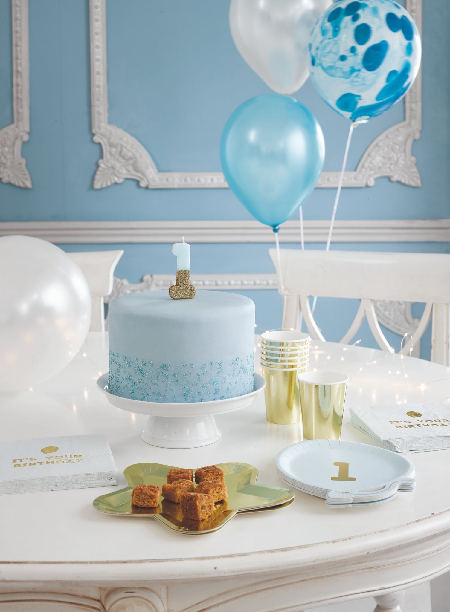 Mise en situation de la bougie sur pique chiffres pour gâteau bleu et doré pailleté