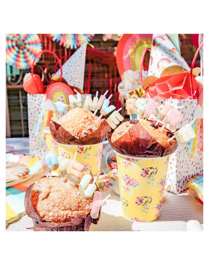 Vue de l'emballage des bougies Joyeux anniversaire pour gâteau multicolores et paillettes or