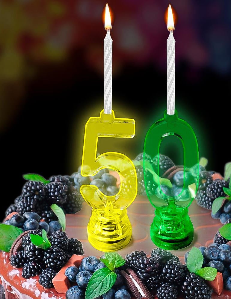 Mise en situation sur un gâteau de la bougie lumineuse LED chiffre 5 pour anniversaire multicolore