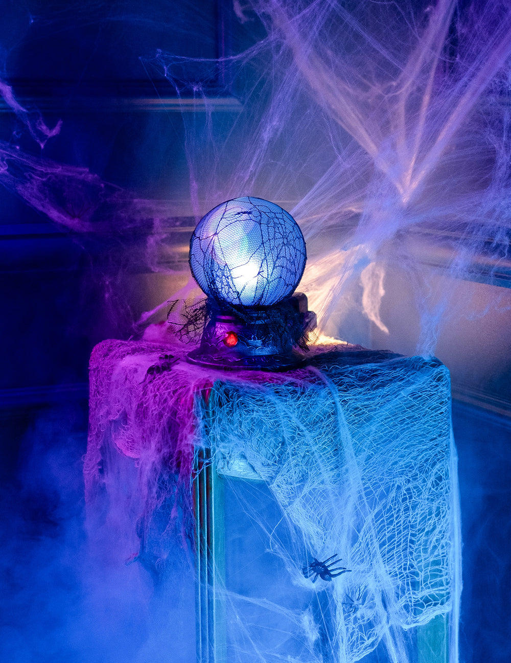 Mise en scène avec brouillard et toiles d'araignées de la boule de cristal lumineuse et sonore Halloween