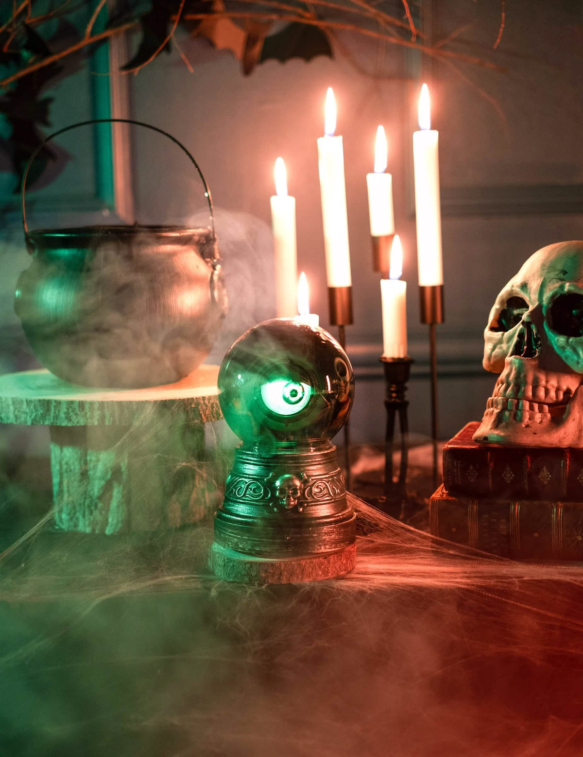 Mise en situation dans une ambiance d'Halloween de la boule de cristal œil animée