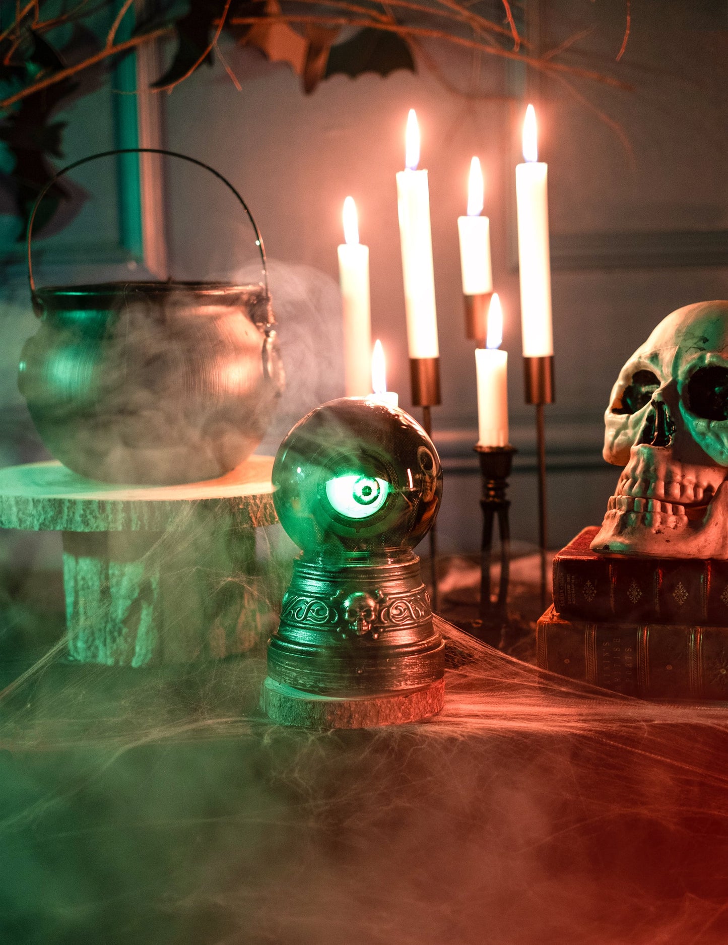 Mise en situation dans une ambiance d'Halloween de la boule de cristal œil animée