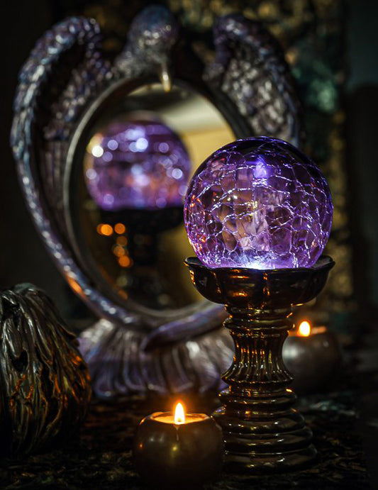 Violetti taikapallo LED-valolla 10 x 10 x 22 cm