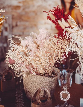 Mise en situation du bouquet de gypsophiles séchées pour décoration de mariage