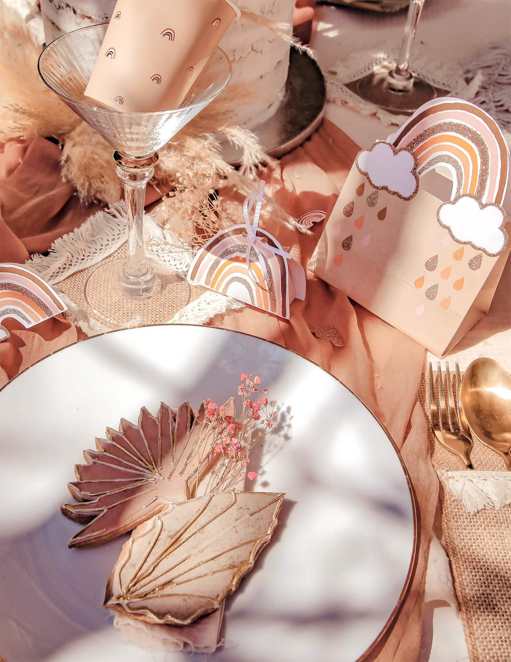 Mise en scène sur une table de fête du bouquet de gypsophiles séchées pour décoration rose
