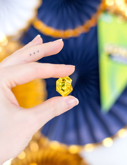 Gros plan sur une pierre précieuse jaune de la bourse de pirate avec fausses pierres précieuses