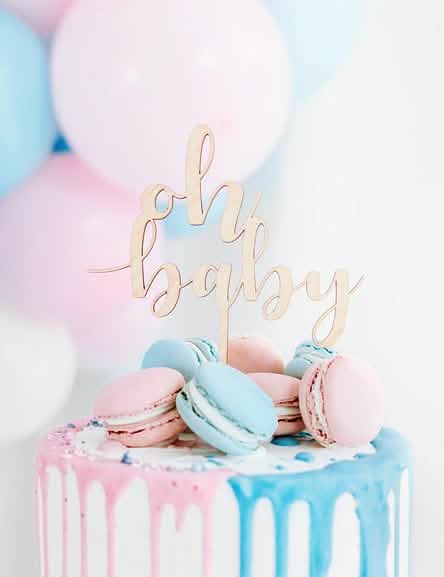Gros plan du cake topper oh baby pour baby shower
