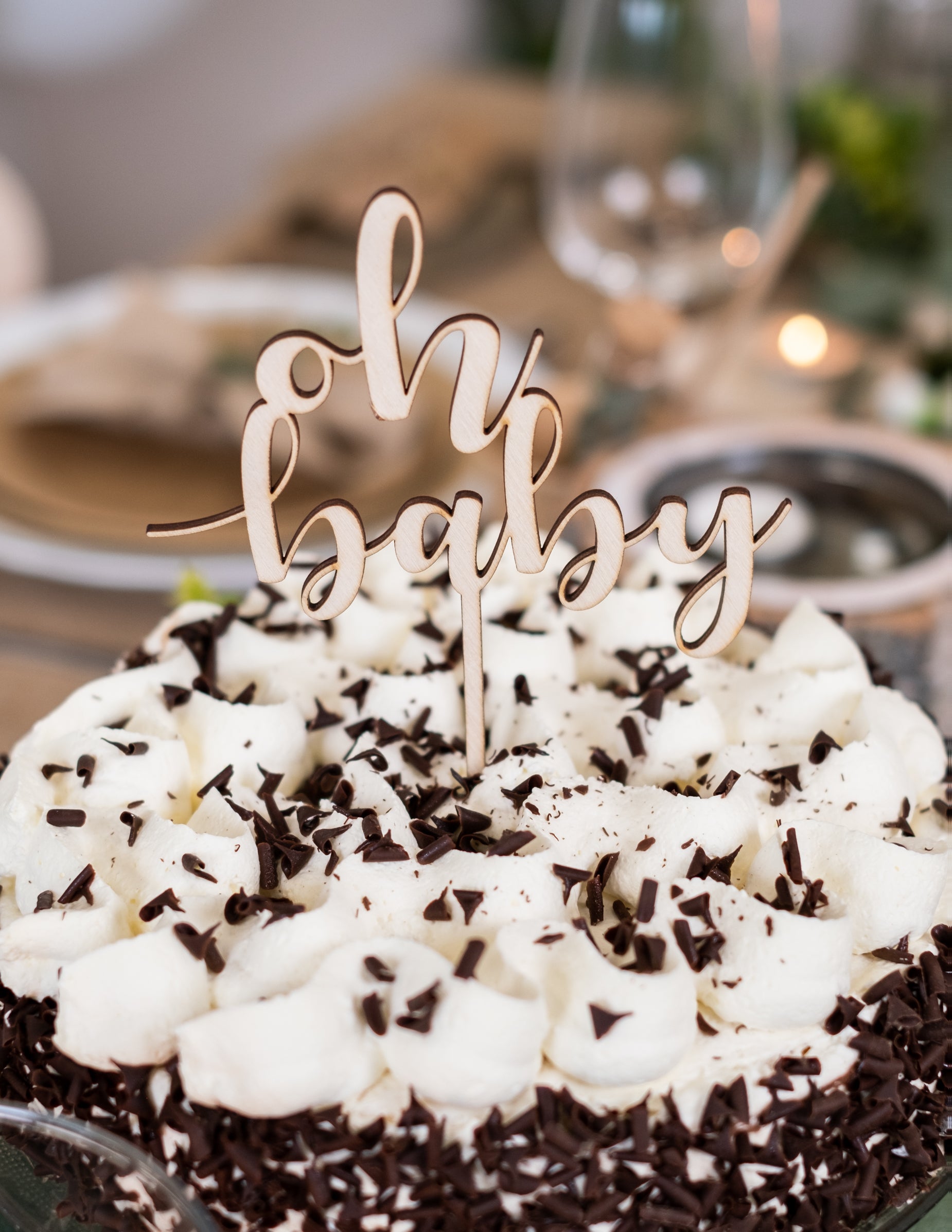Gros plan sur le lettrage en bois du cake topper oh baby pour baby shower