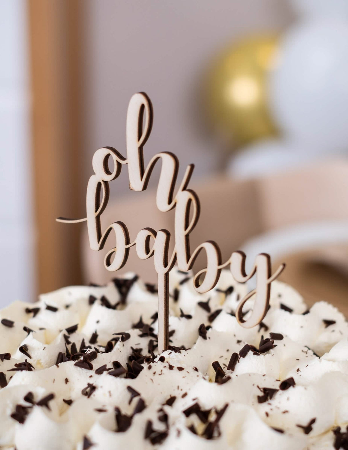Vue de trois-quarts du cake topper oh baby pour baby shower