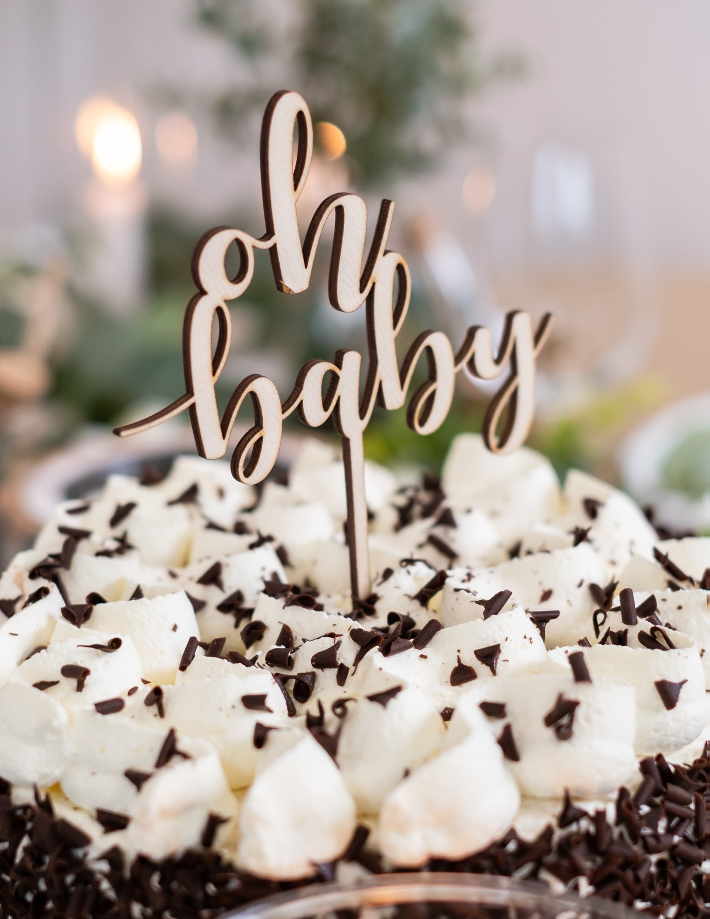Détail de l'installation sur le gâteau du cake topper oh baby pour baby shower