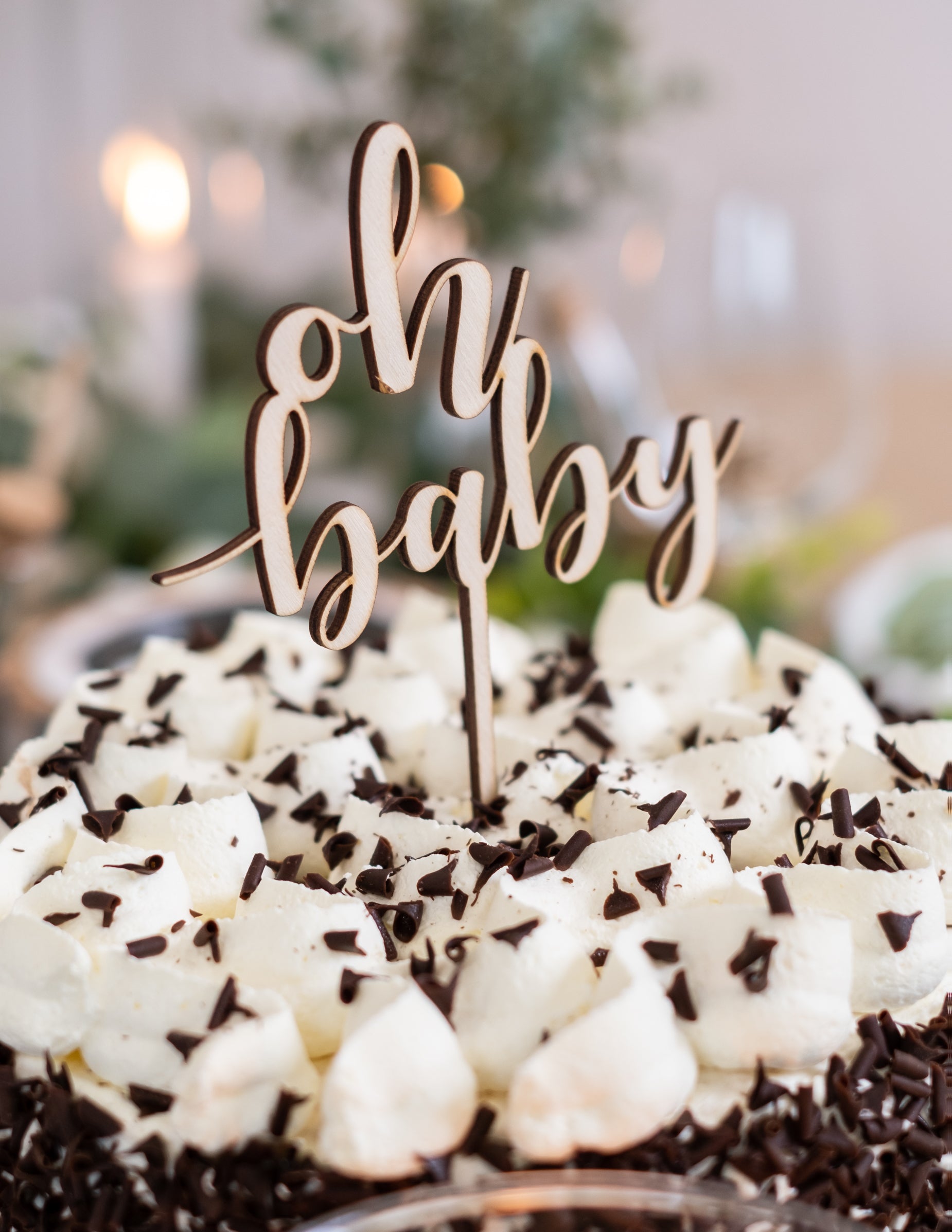 Détail de l'installation sur le gâteau du cake topper oh baby pour baby shower