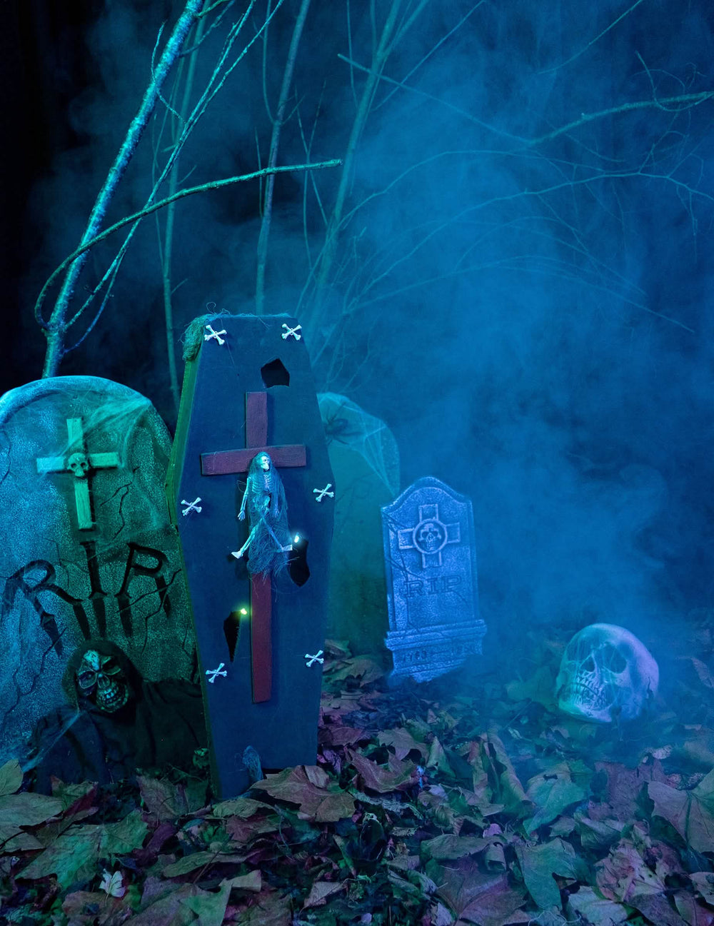 Arkku ristillä halloween-koristeluun musta ja punainen
