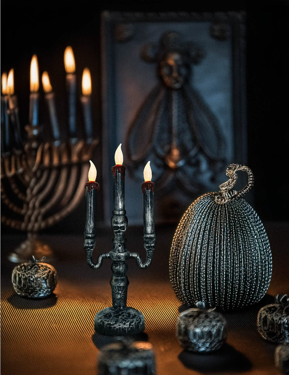 Mise en situation du chandelier à 3 branches LED têtes de mort pour Halloween