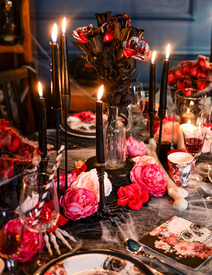 Mise en ambiance sur table d'Halloween du chandelier en résine squelette noir
