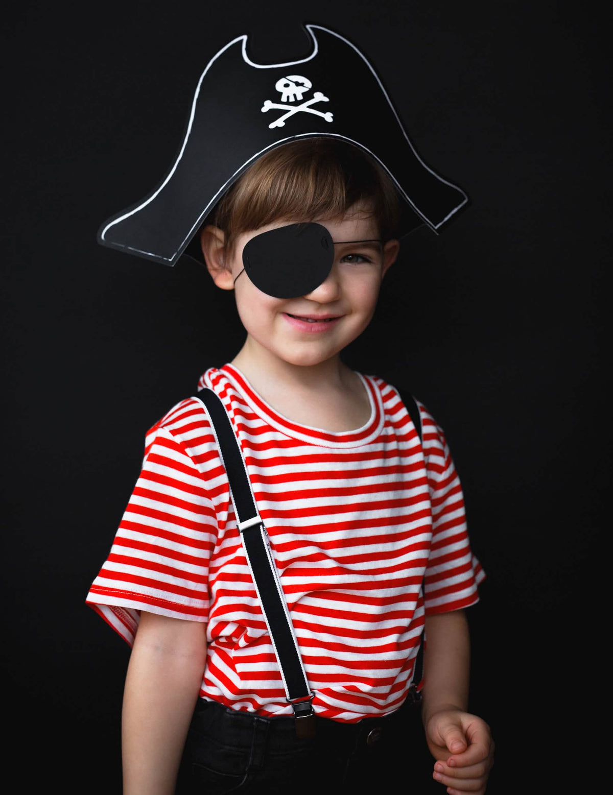 Vue de face du chapeau de pirate et cache œil enfant