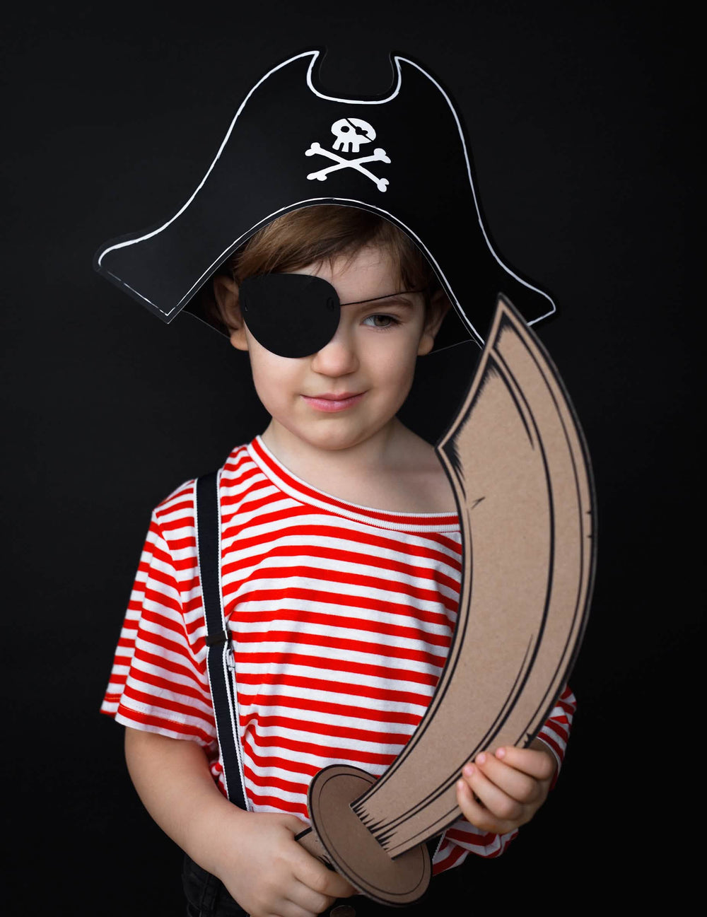 Mise en situation avec épée en carton du chapeau de pirate et cache œil enfant
