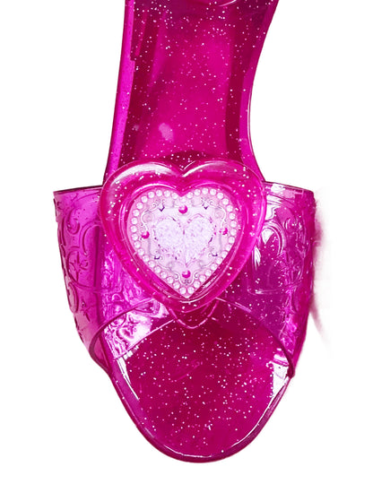Détail du cœur rose pailleté des chaussures de princesses pour enfant