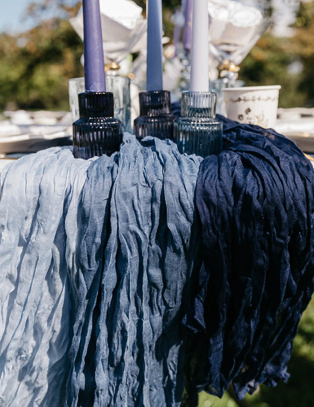 Détail des nuances de bleu du chemin de table cheesecloth pour décoration de table marine