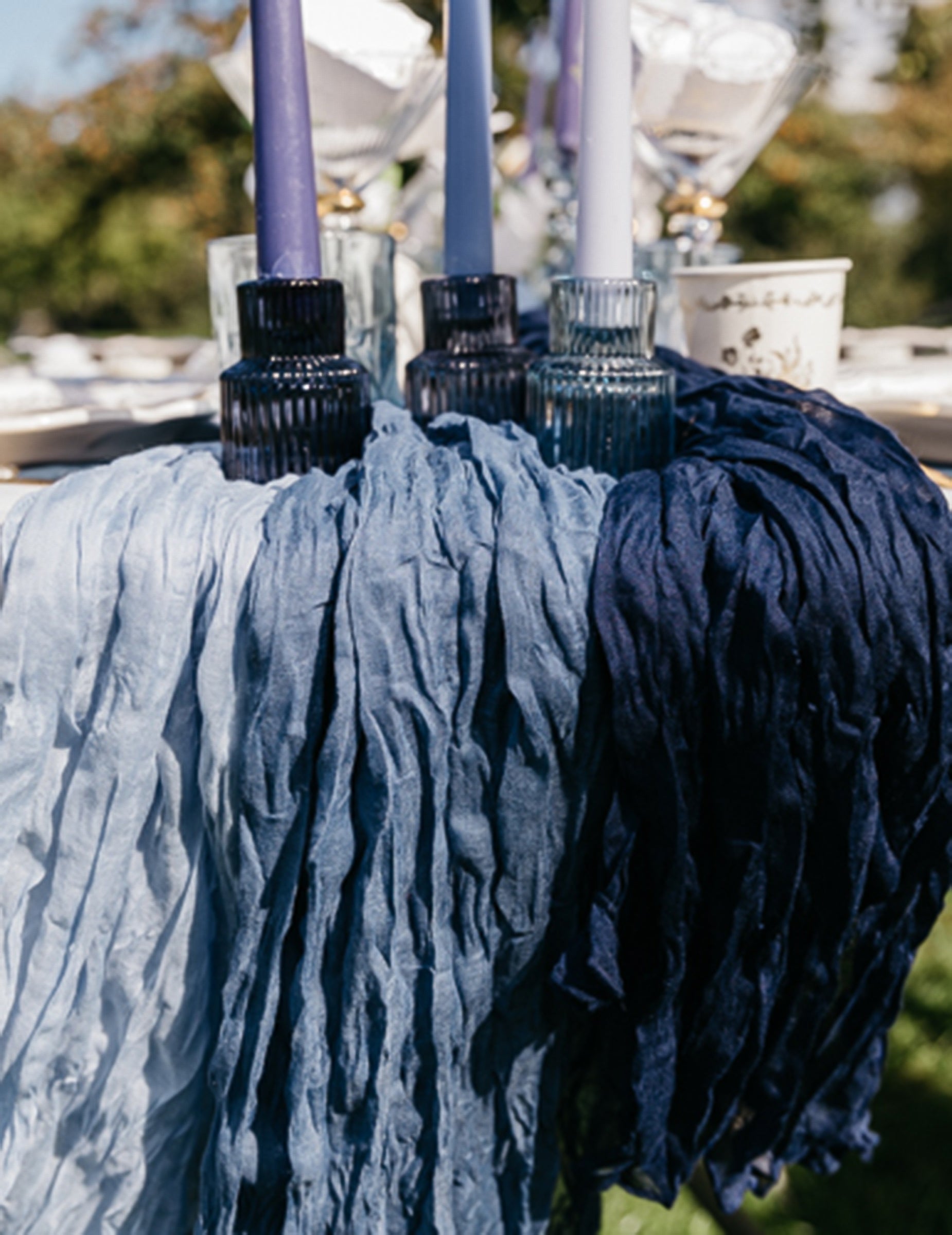Détail des nuances de bleu du chemin de table cheesecloth pour décoration de table marine