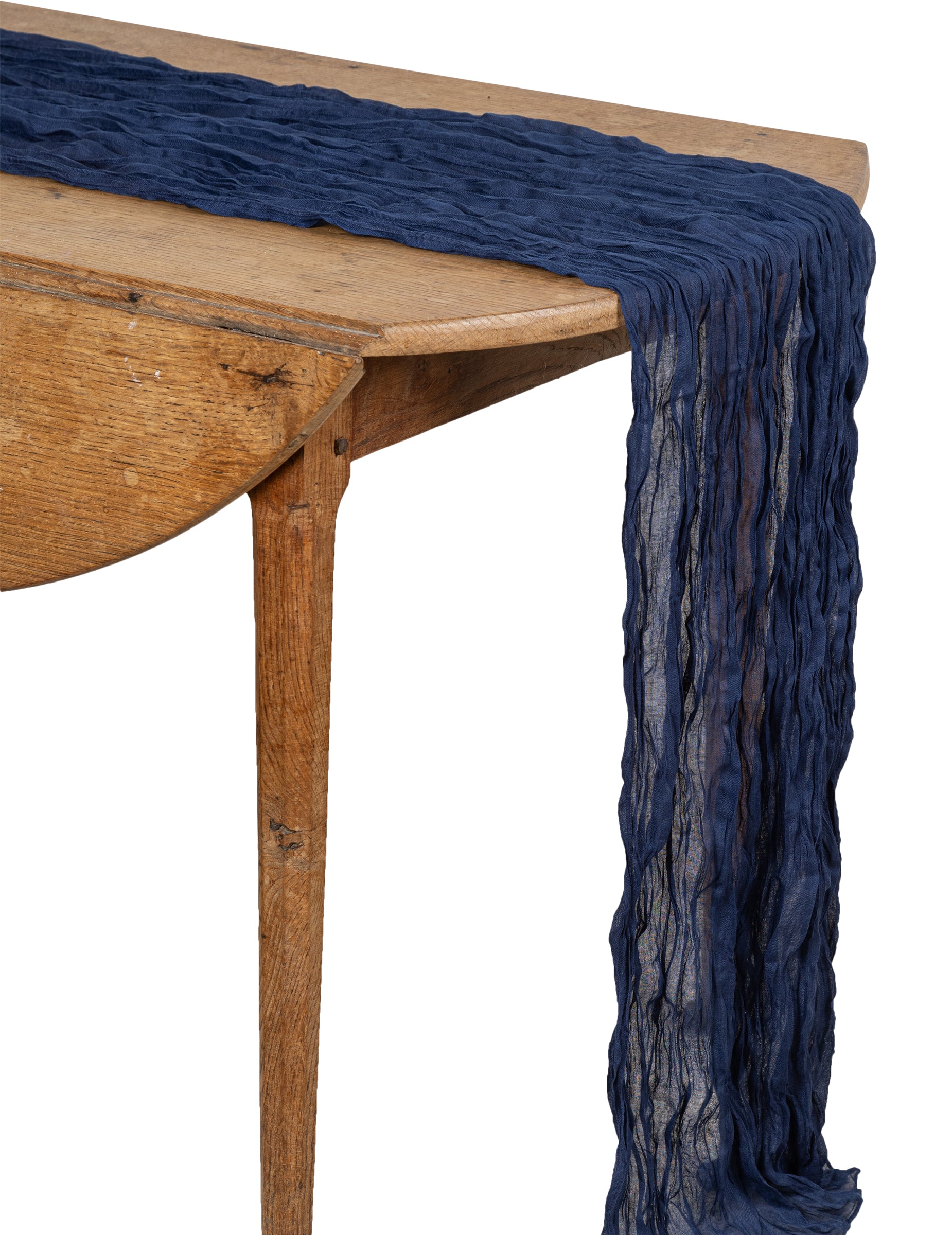 Vue de profil de la retombée du chemin de table cheesecloth