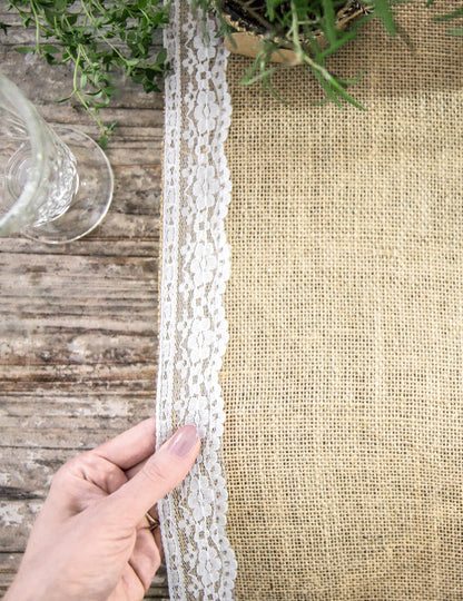 Détail du tissage et de la dentelle du chemin de table en jute bordures dentelle pour mariage
