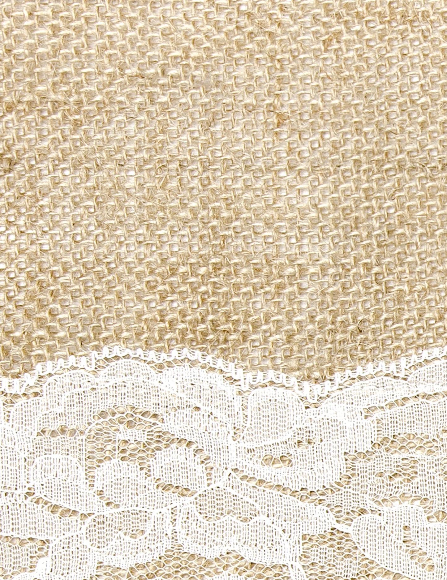 Gros plan sur la dentelle du chemin de table en jute centre dentelle naturel et blanc découpable
