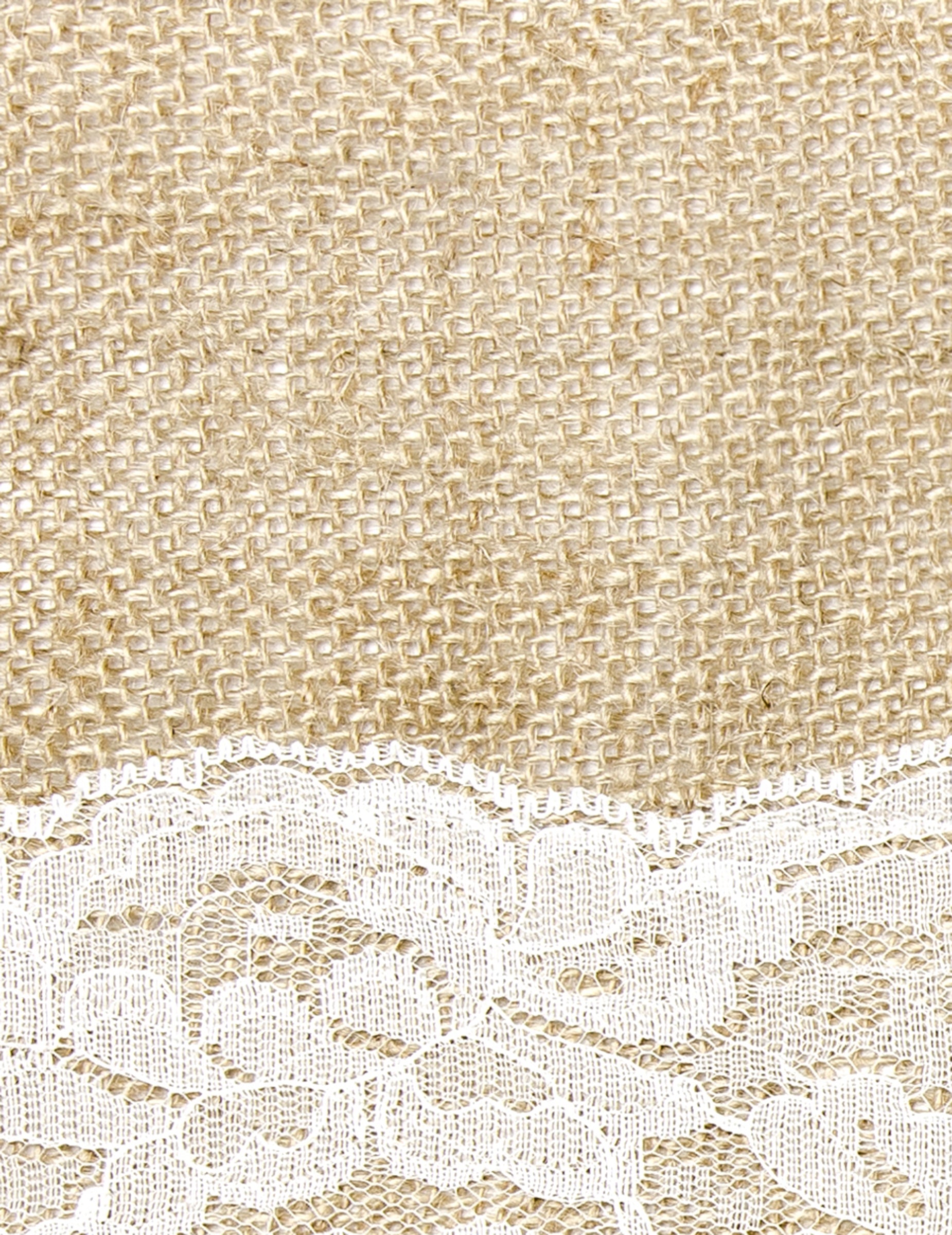 Gros plan sur la dentelle du chemin de table en jute centre dentelle naturel et blanc découpable