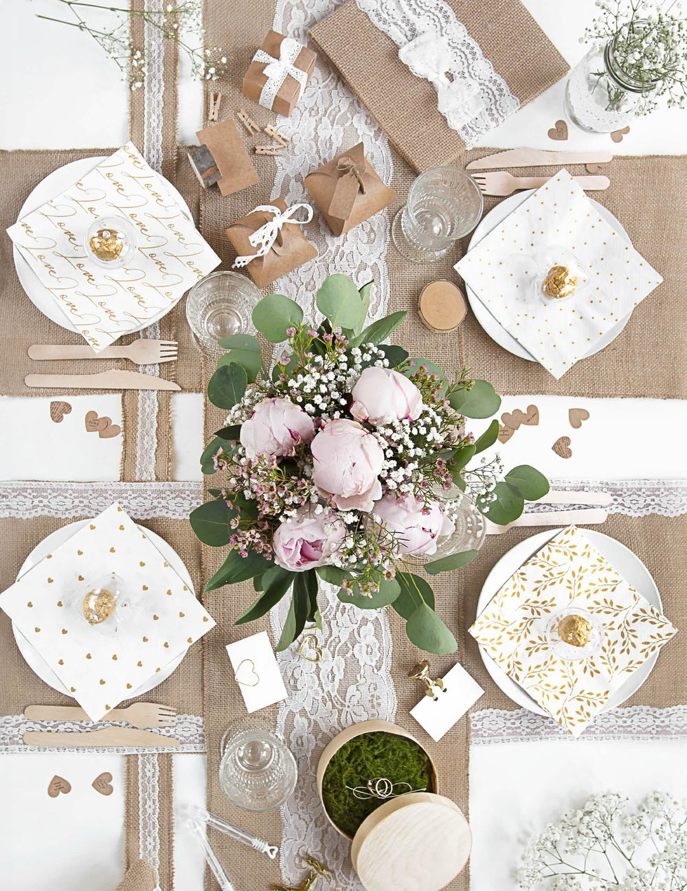 Vue d'ensemble de la décoration de table du chemin de table en jute centre dentelle