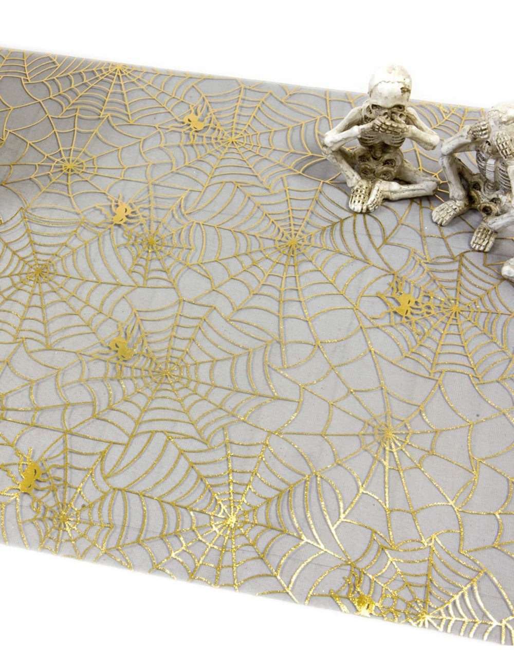 Gros plan sur le motif doré du chemin de table toile d'araignée pour Halloween