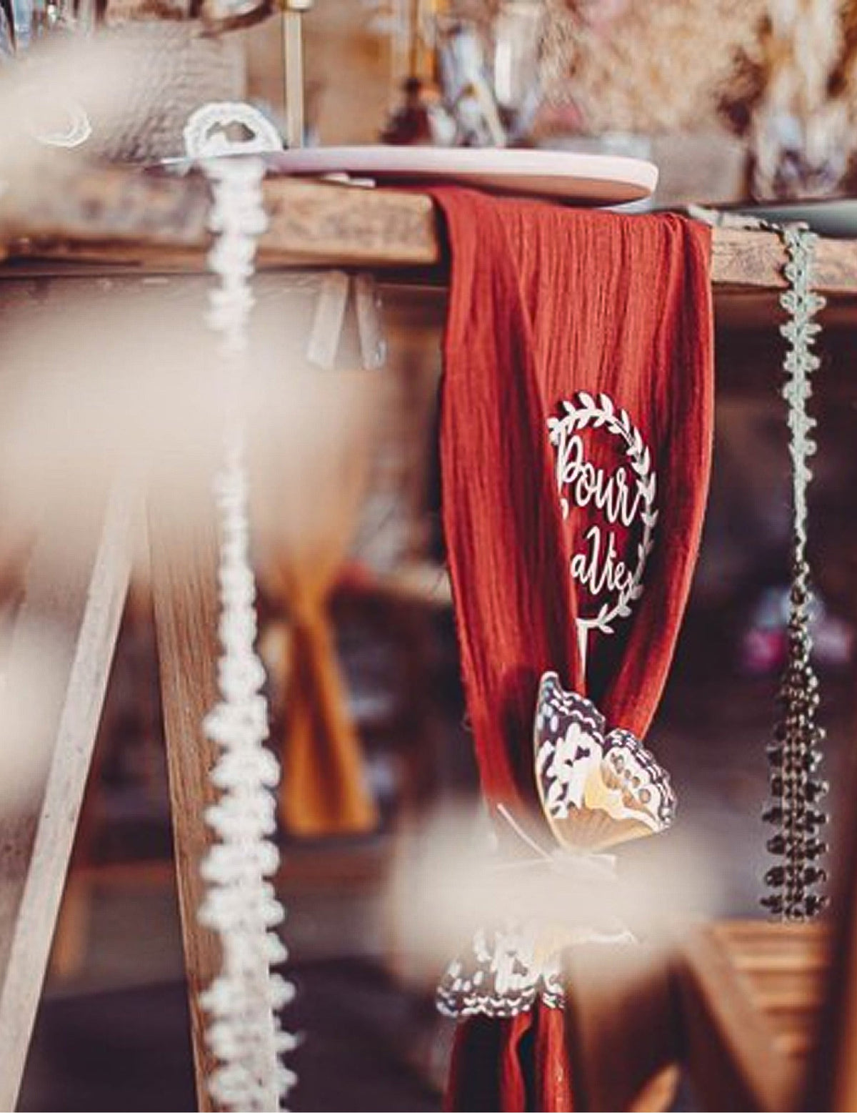 Mise en situation avec accessoire papillon du chemin de table bohème