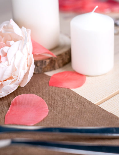 Gros plan sur la texture du chemin de table intissé effet coton naturel ivoire crème