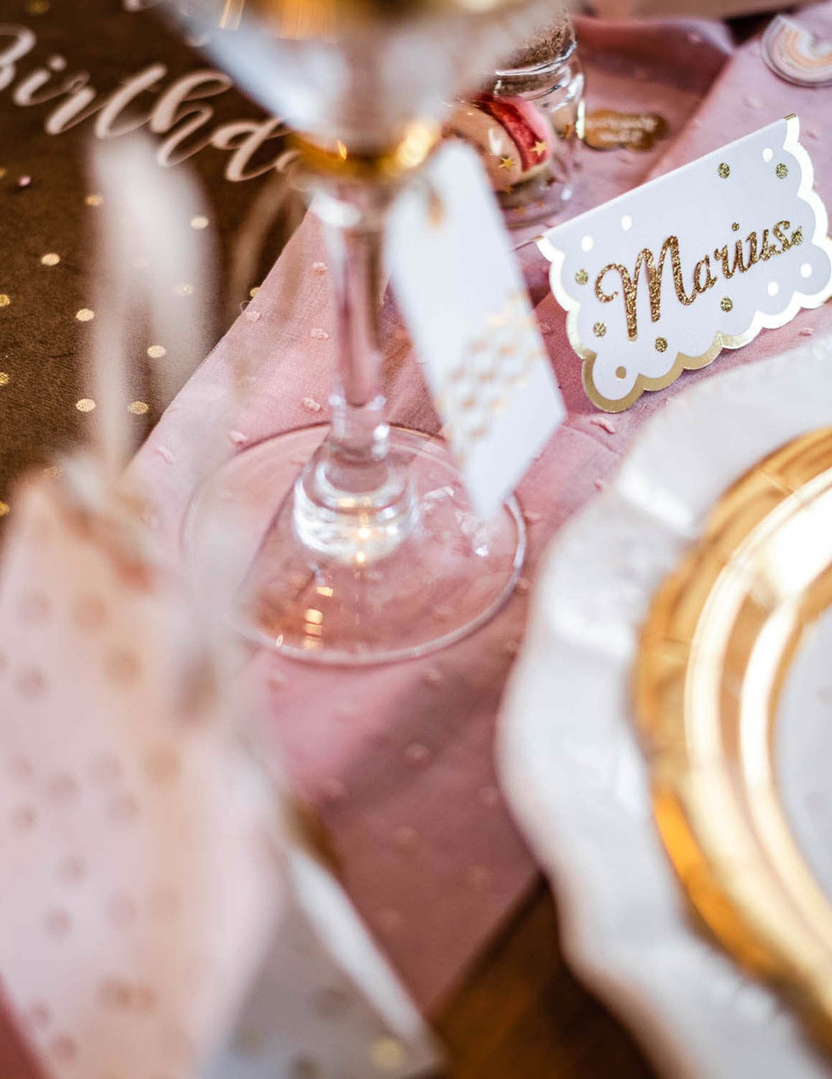 Détail de la texture du chemin de table plumetis pour décoration vieux rose