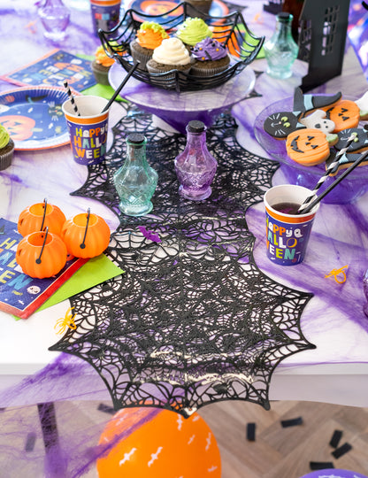 Mise en scène de fête du chemin de table toile d'araignée