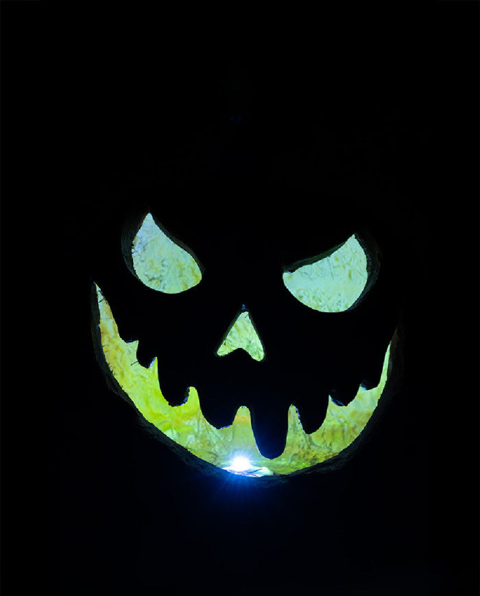 Détail du visage illuminé de la citrouille lumineuse effrayante