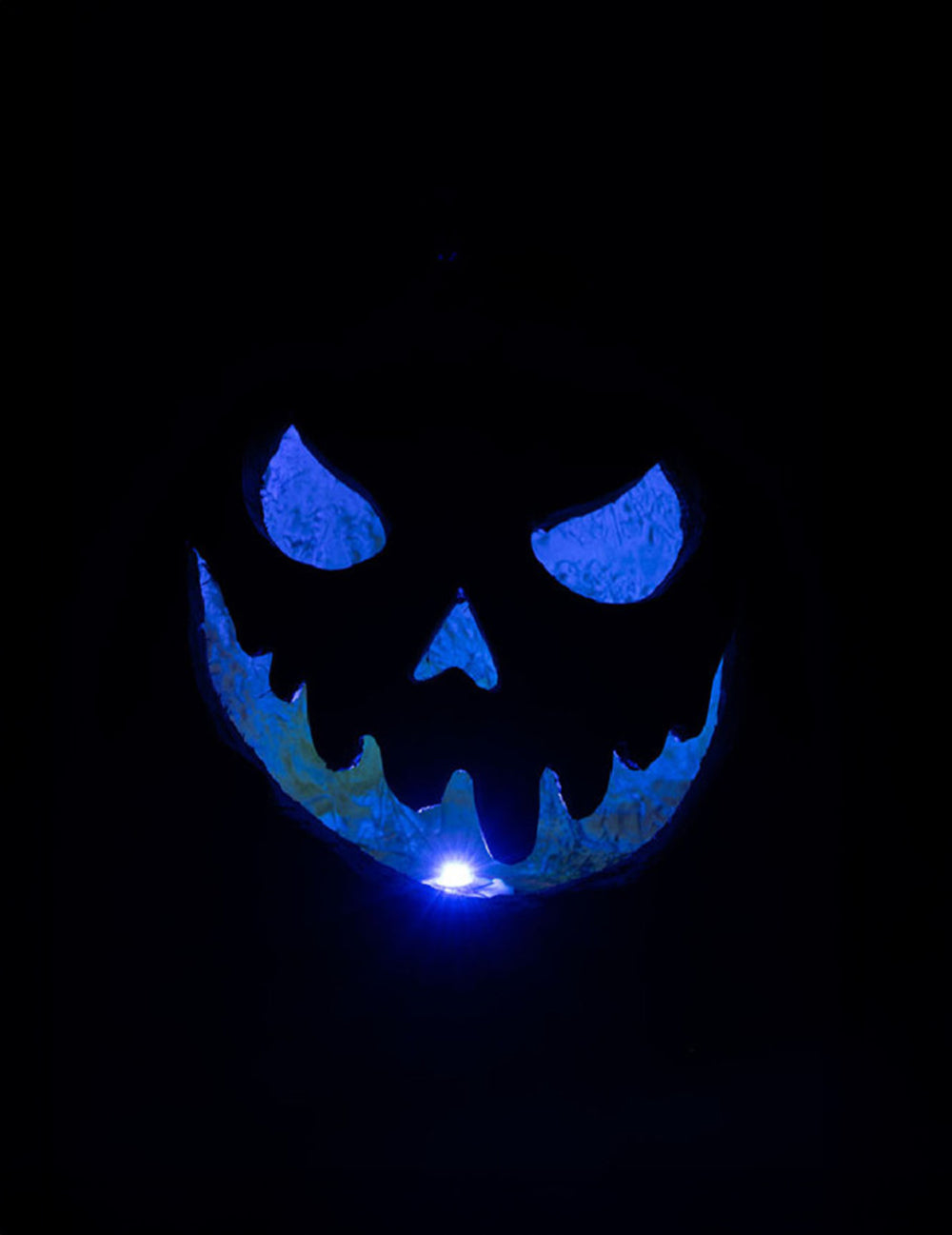 Effet de lumière bleue dans l'obscurité de la citrouille lumineuse effrayante