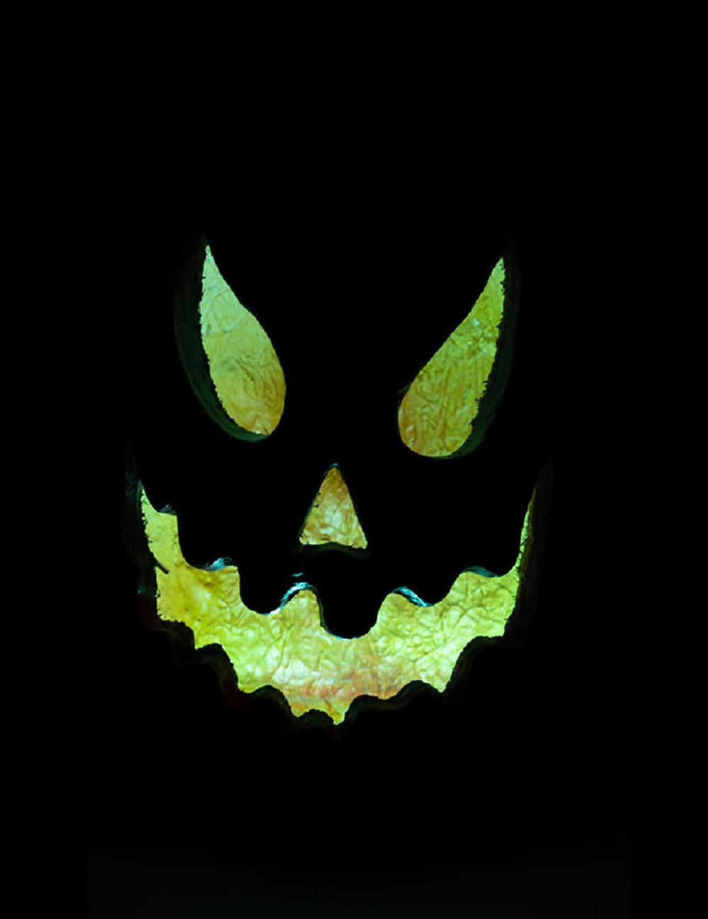 Vue nocturne du visage éclairé de la citrouille lumineuse effrayante pour Halloween