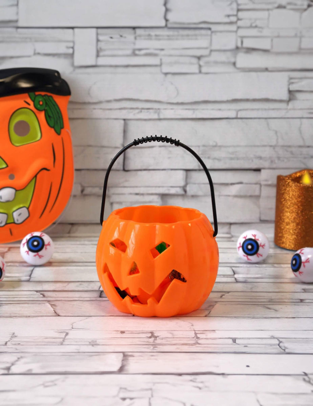 Edestäpäin kuvattaessa valaisevassa halloween-kurpitsakoristeessa