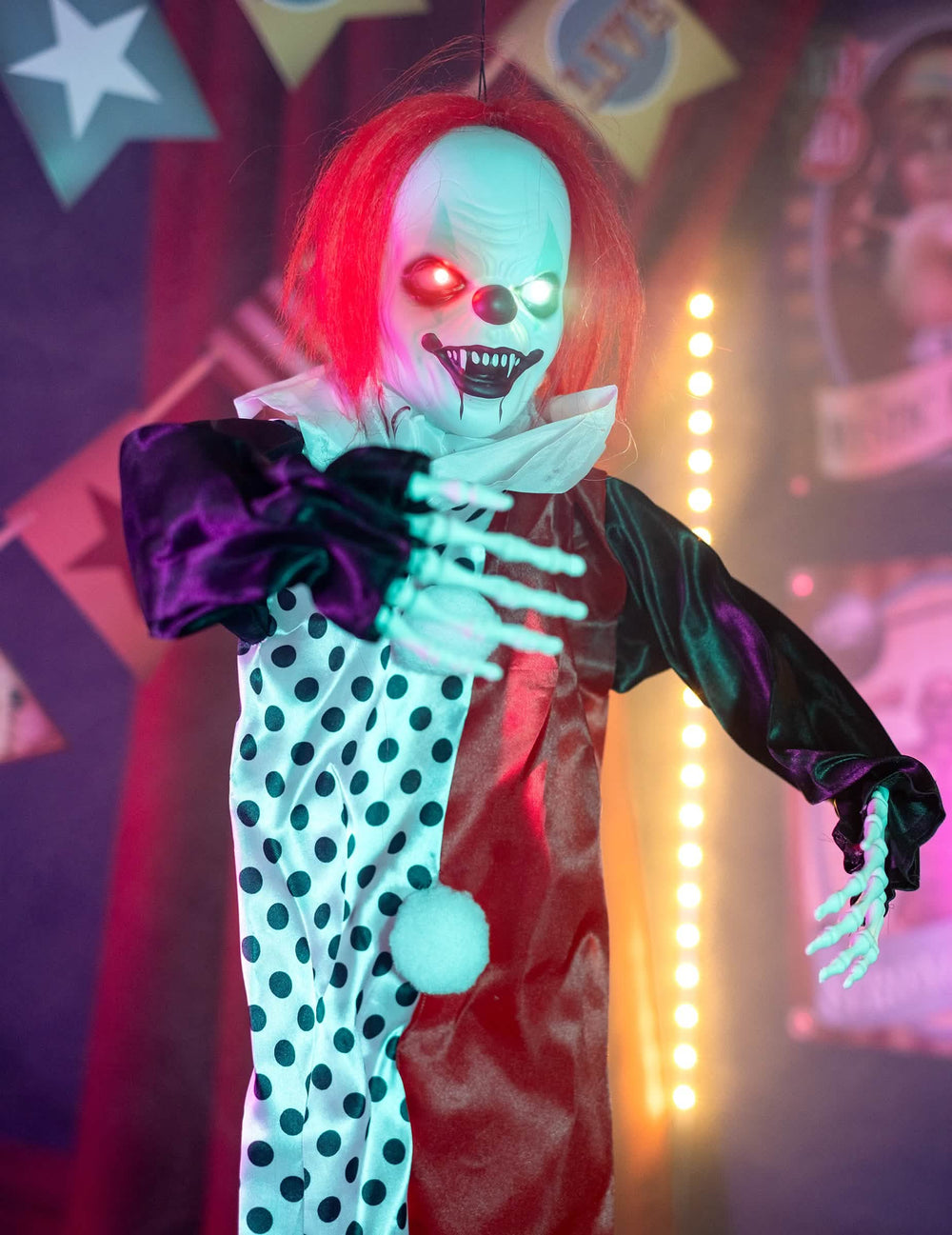 Lähikuva halloween-koristeeksi tarkoitetun hehkuvan murhaajapellen kasvoista ja valaistuista silmistä