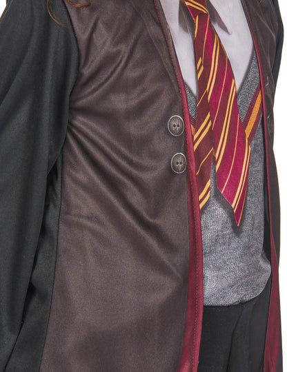 Gros plan sur les boutons imprimés et la cravate du coffret déguisement et accessoires Harry Potter