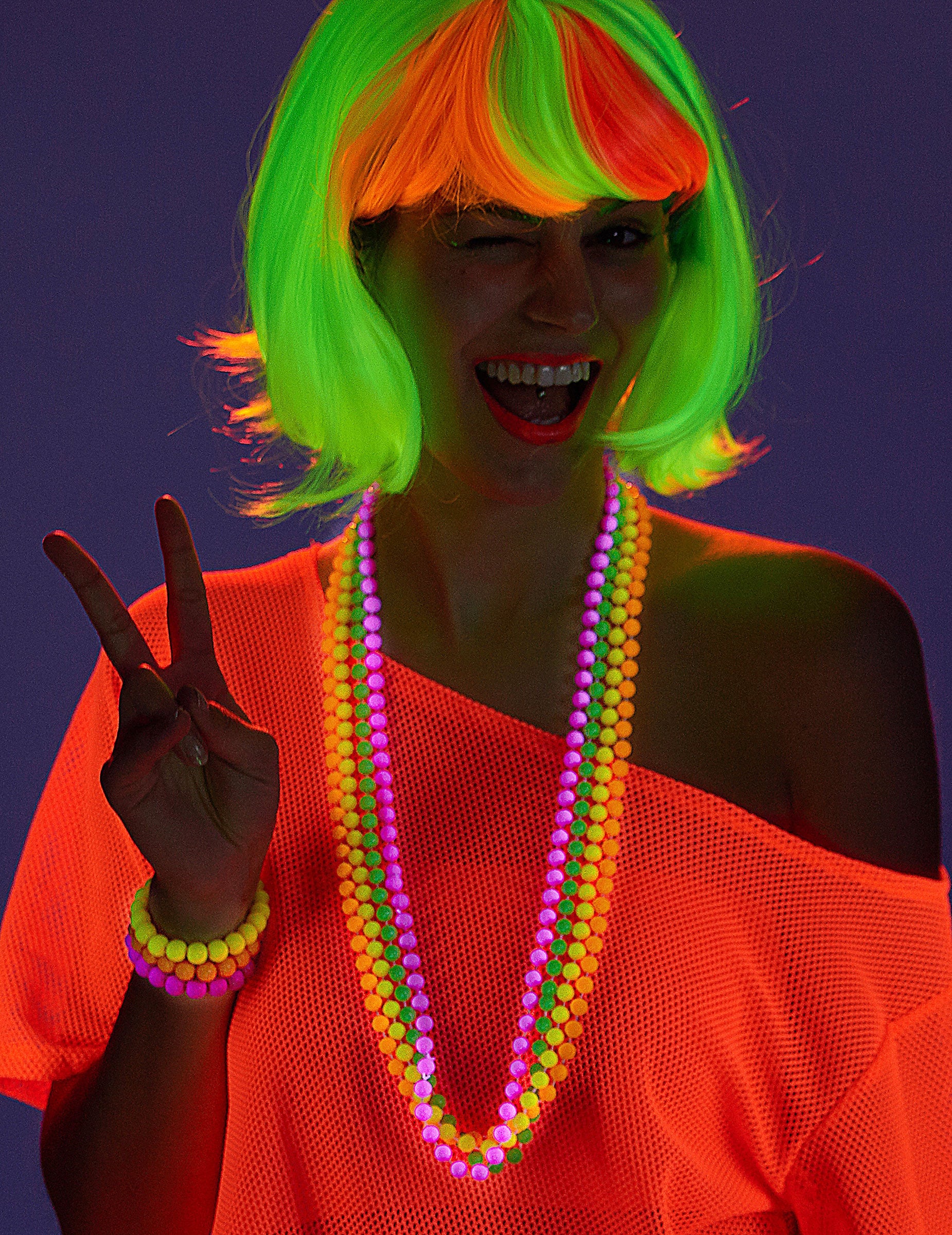 Mise en situation avec accessoires fluorescents du collier de perles pour adulte rose