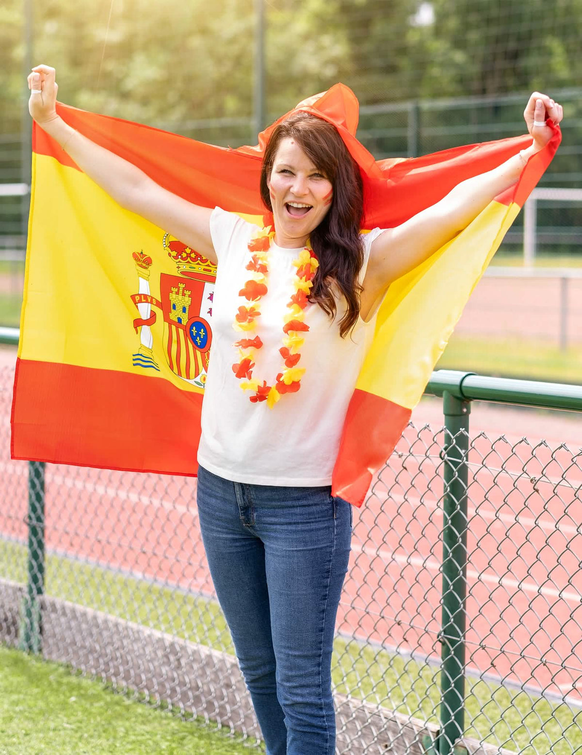 Etunäkymä kaulakorusta, jossa espanja-fanin lippu aikuiset