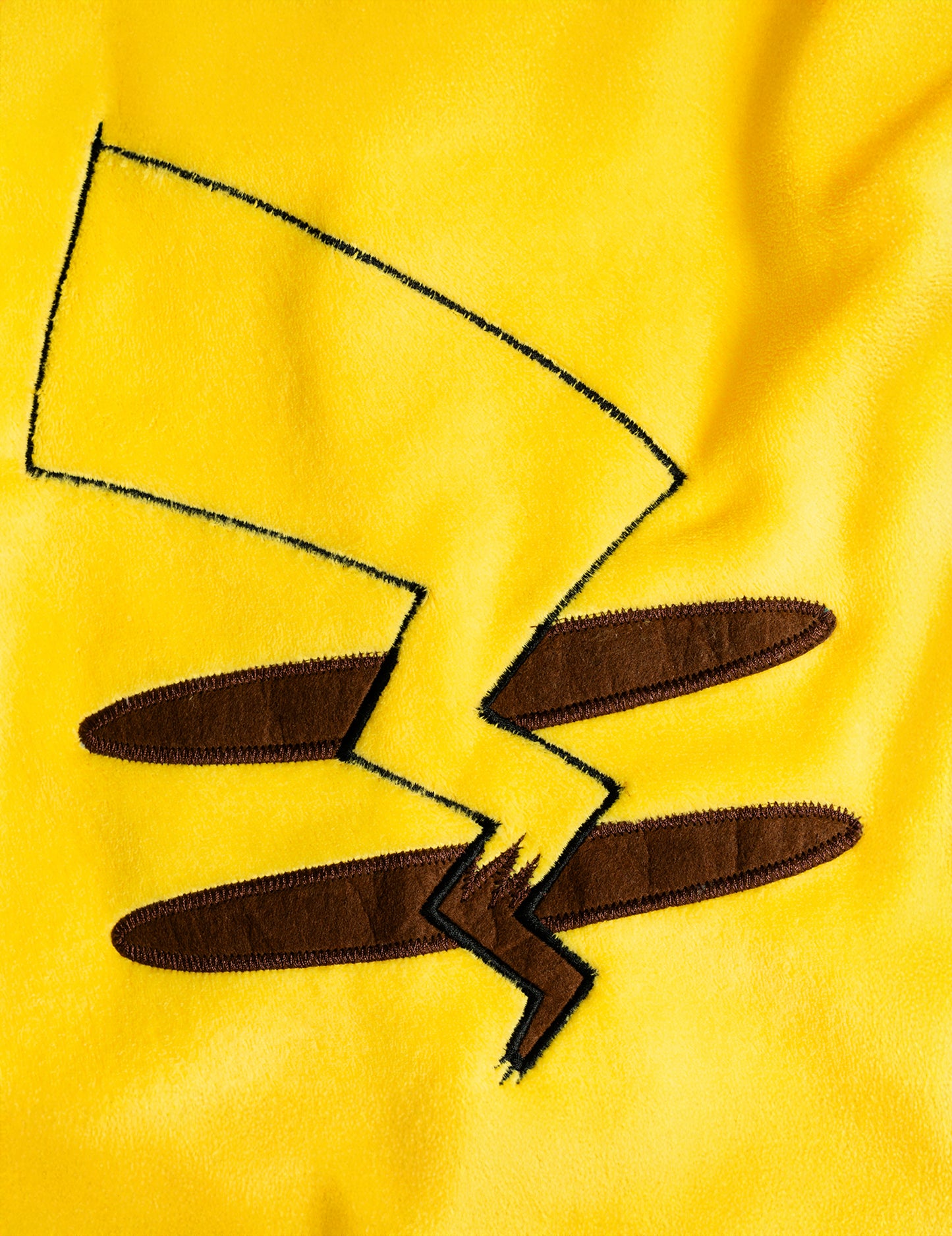 Détail de la queue et des rayures de la combinaison Pikachu Pokémon™
